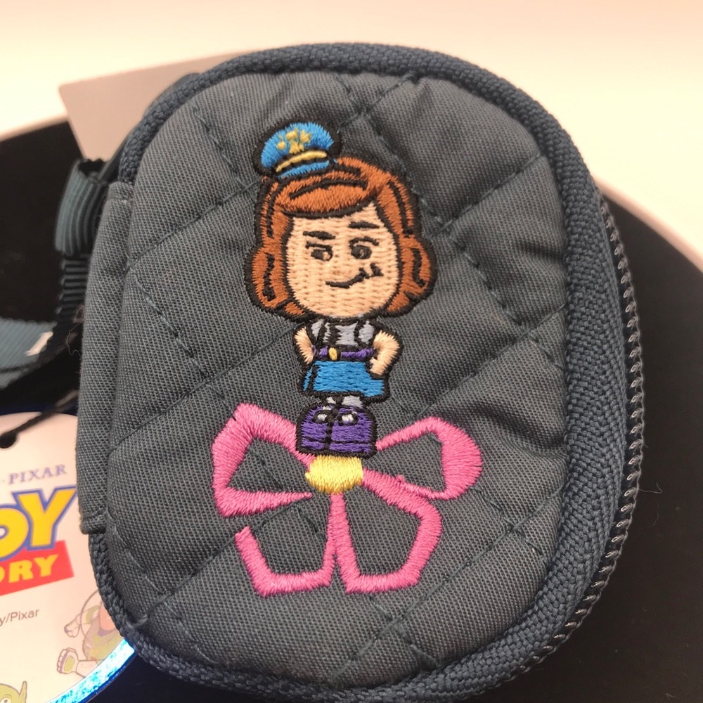 SOLD……..NWT Vera Bradley Disney Pixar Toy Story Andy’s Room Bag Charm - Picture 2 of 8